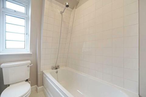 Studio to rent, Chatsworth Court, Pembroke Road, Kensington, W8