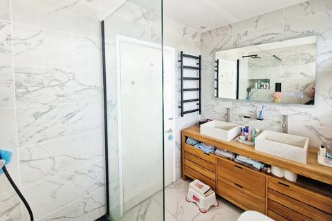 108 Admirals Walk, Bournemouth, BH2 5HF