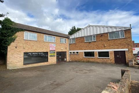 Retail property (high street) to rent, Former Kinnsway Furnishers, South Street, Bourne