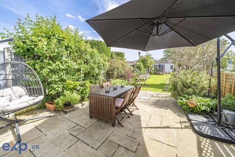 15 Chestnut Glen, Hornchurch, RM12 4HL