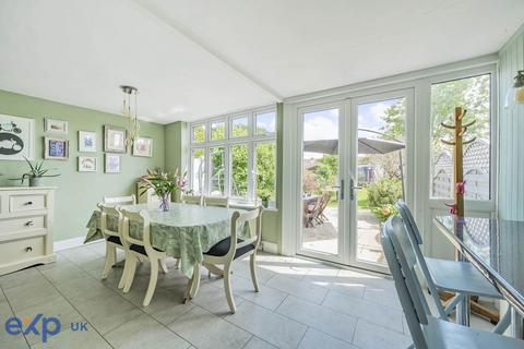 15 Chestnut Glen, Hornchurch, RM12 4HL