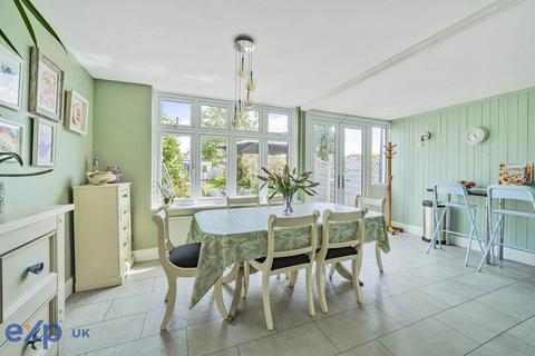 15 Chestnut Glen, Hornchurch, RM12 4HL