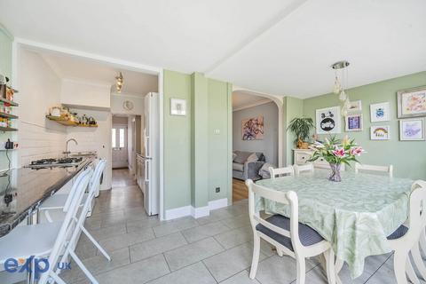15 Chestnut Glen, Hornchurch, RM12 4HL