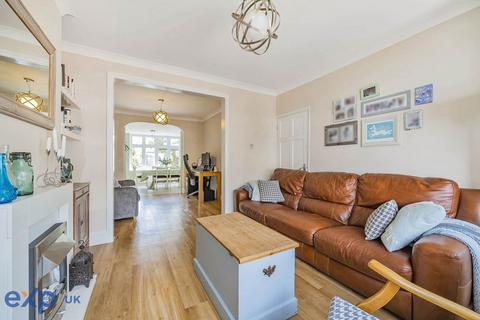 15 Chestnut Glen, Hornchurch, RM12 4HL