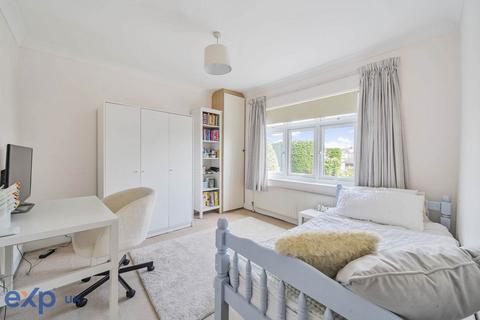 15 Chestnut Glen, Hornchurch, RM12 4HL