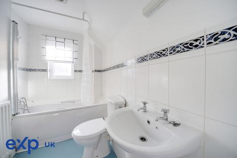 2 bedroom semi-detached house to rent, Atlantis Close, Barking IG11