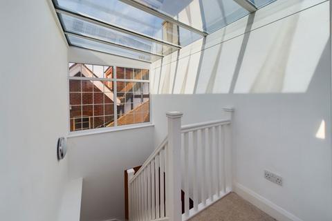 Flat 2, 14 High Street, Haslemere, GU27 2JE