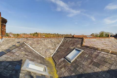 Flat 2, 14 High Street, Haslemere, GU27 2JE