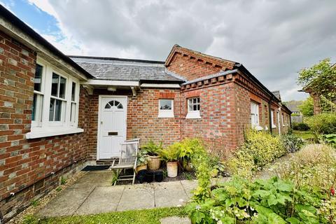 2 bedroom lodge to rent, Chapelfields, Haywards Heath