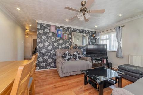 2 bedroom flat for sale, Bramble Close, Croydon CR0