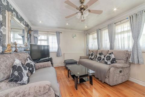 2 bedroom flat for sale, Bramble Close, Croydon CR0