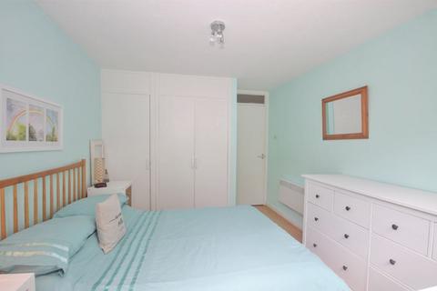 15 Nicholas Close, Greenford, UB6 9UH