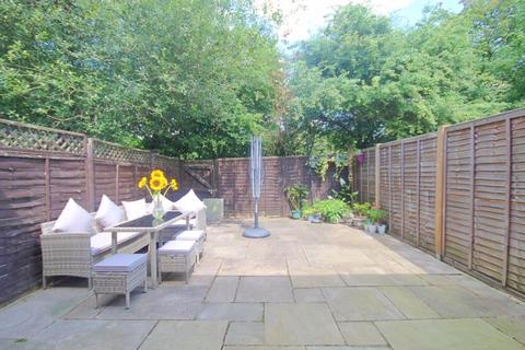 15 Nicholas Close, Greenford, UB6 9UH