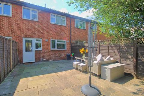 15 Nicholas Close, Greenford, UB6 9UH