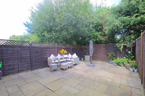 15 Nicholas Close, Greenford, UB6 9UH