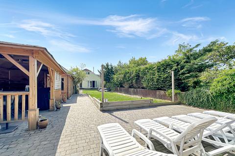 10 Windsor Avenue, Corringham, Stanford-le-hope, SS17 7NU