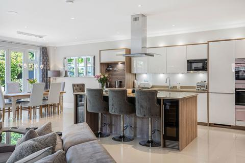 16 Lammas Lane, Esher, KT10 8NY