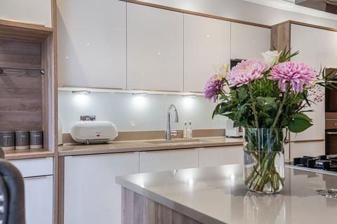 16 Lammas Lane, Esher, KT10 8NY