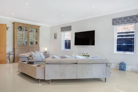 16 Lammas Lane, Esher, KT10 8NY