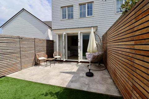 30 Lake Drive, Hythe, CT21 4BN