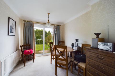 64 Hunters Close, Oakley, Basingstoke, RG23 7BG