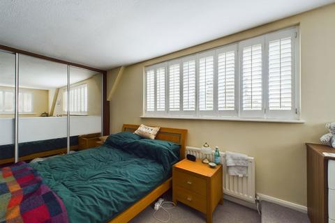 64 Hunters Close, Oakley, Basingstoke, RG23 7BG