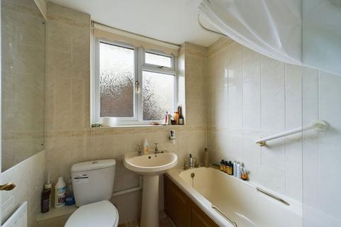 64 Hunters Close, Oakley, Basingstoke, RG23 7BG