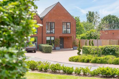 4 bedroom semi-detached house for sale, Harvey Road , Redhill RH1