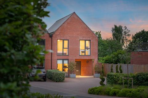 4 bedroom semi-detached house for sale, Harvey Road , Redhill RH1