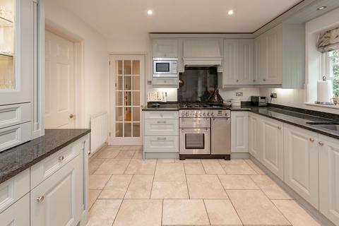 9 Highwoods, Caterham, CR3 6AX