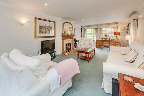 9 Highwoods, Caterham, CR3 6AX