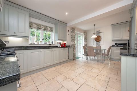 9 Highwoods, Caterham, CR3 6AX