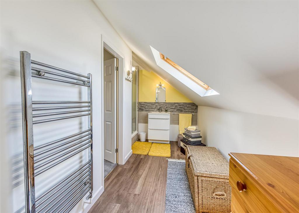 Heathlands-bed3 ensuite.jpg
