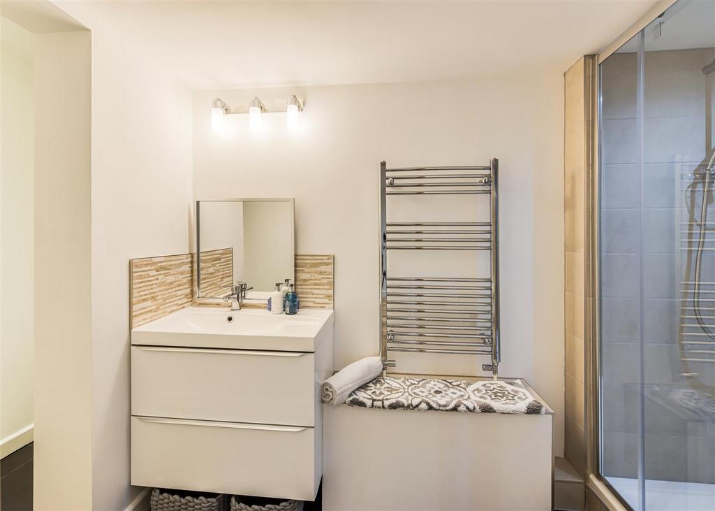 Heathlands-bed5 ensuite1.jpg