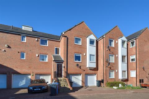 3 bedroom terraced house to rent, Wellway Court, Morpeth