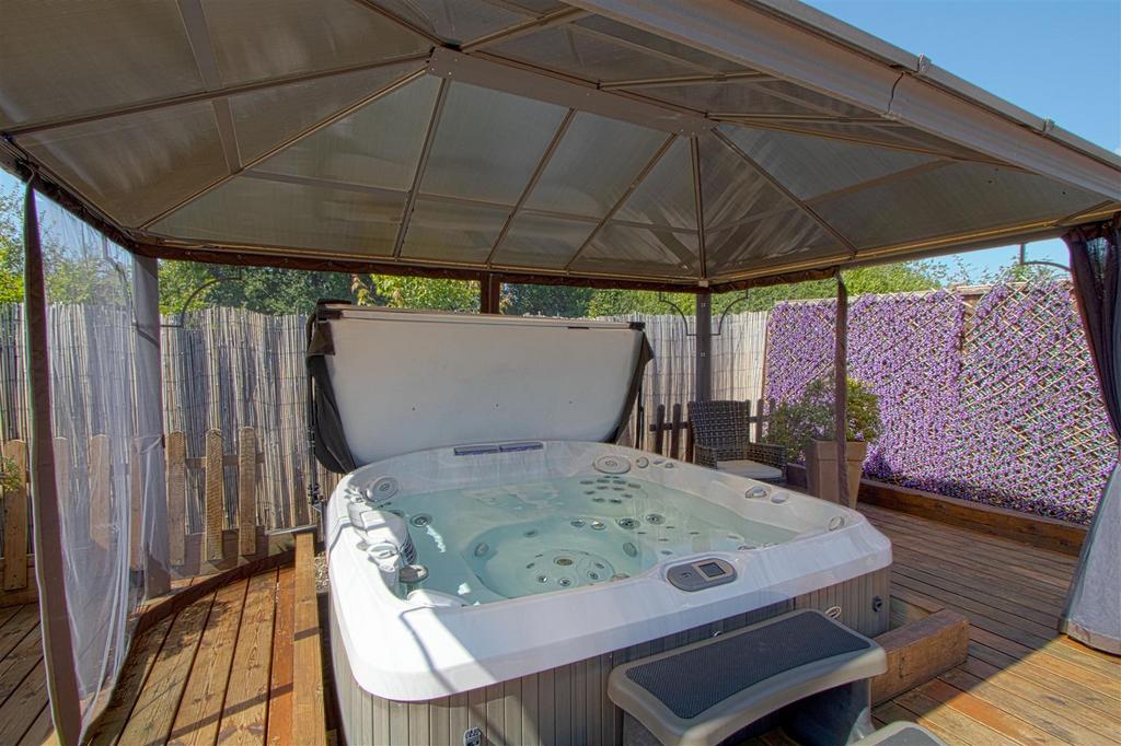 JACCUZI 2.jpg