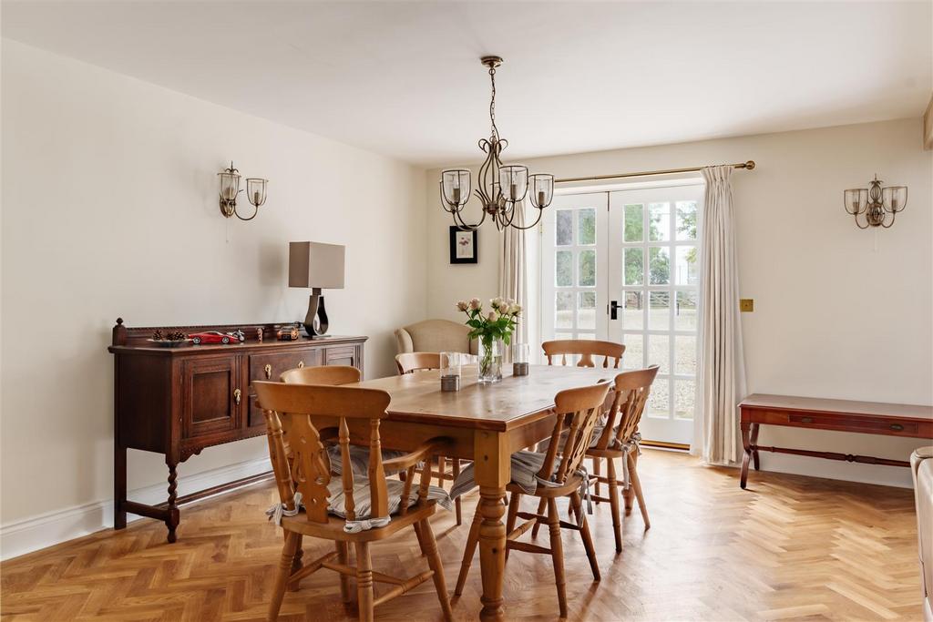 Living Room/Dining Area