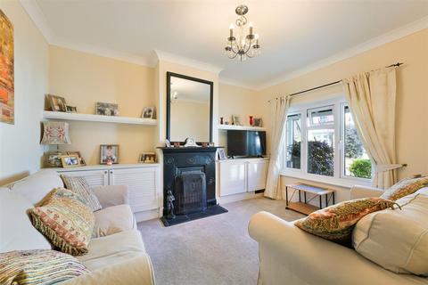 22 Ferndale Road, Banstead, SM7 2EX