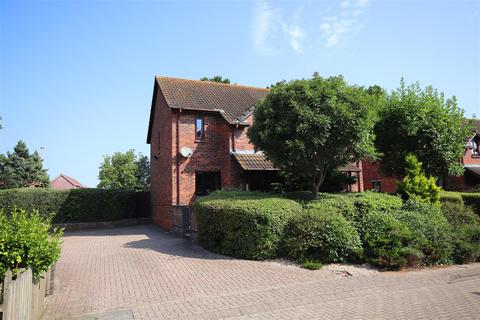 3 bedroom end of terrace house to rent, Bramble Walk, Lymington