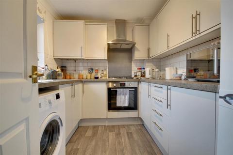 3 bedroom end of terrace house to rent, Bramble Walk, Lymington