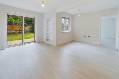 5 bedroom detached house to rent, Burnside Close, Twickenham