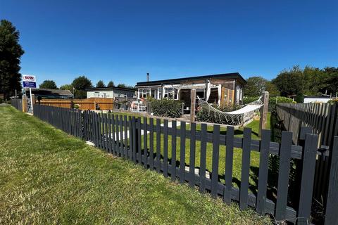 2 bedroom chalet for sale, Humberston Fitties, Humberston, Grimsby, N.E. Lincs, DN36 4HD