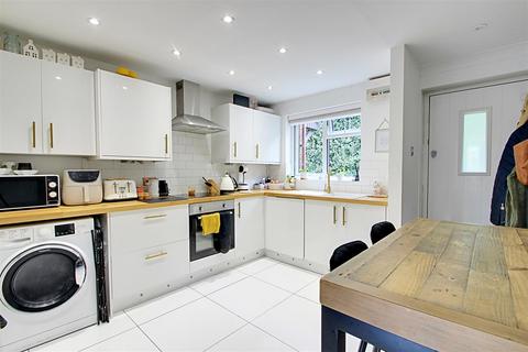 14 Farriers Close, Bovingdon, Hemel Hempstead, HP3 0UL