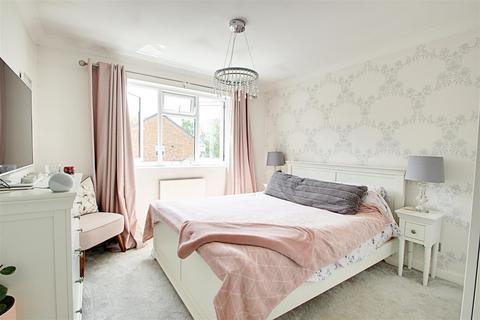 14 Farriers Close, Bovingdon, Hemel Hempstead, HP3 0UL
