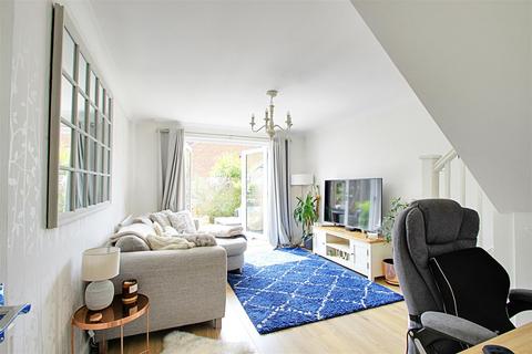 14 Farriers Close, Bovingdon, Hemel Hempstead, HP3 0UL