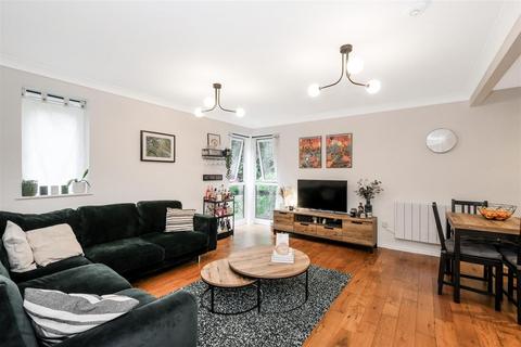 2 bedroom flat for sale, Dickens Court, Makepeace Road, Wanstead