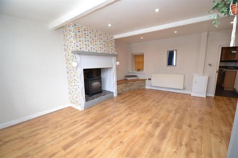 2 bedroom end of terrace house to rent, Highgate Road, Queensbury