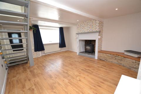 2 bedroom end of terrace house to rent, Highgate Road, Queensbury