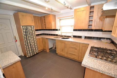 2 bedroom end of terrace house to rent, Highgate Road, Queensbury