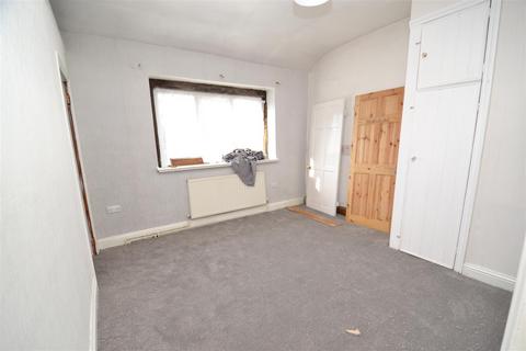 2 bedroom end of terrace house to rent, Highgate Road, Queensbury